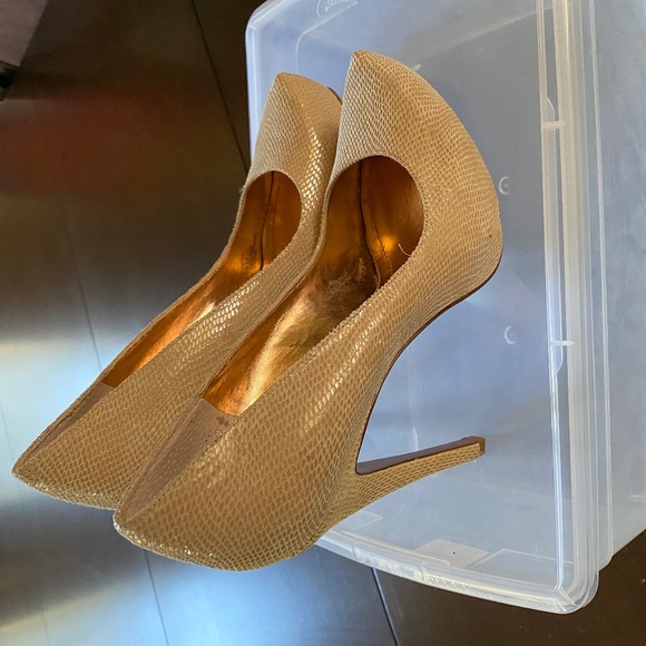 BCBG platform pumps - Picture 3 of 7